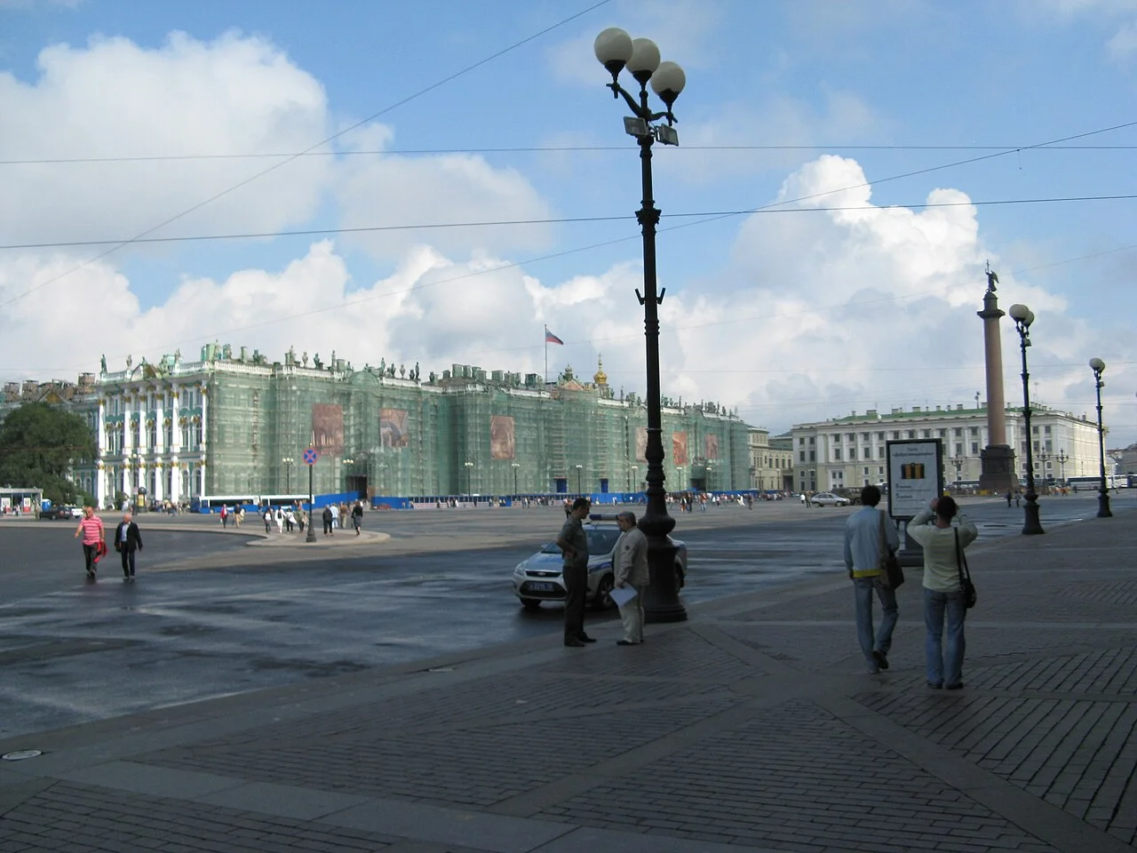 Saint Petersburg Saray Meydanı ve Kışlık Saray cephesi; Yair Haklai, 21 Ağustos 2008.