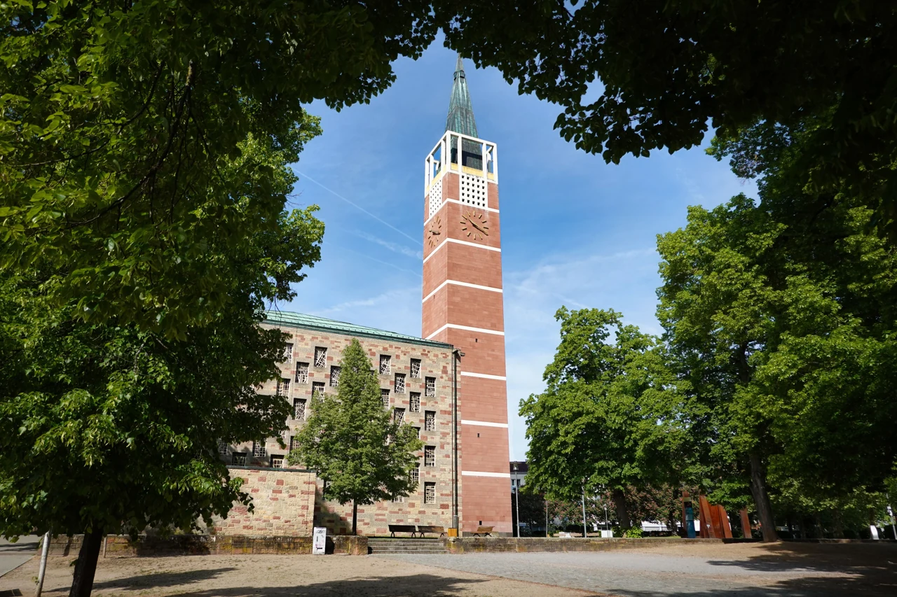 Pforzheim Stadtkirche kulesinin ağaçlar arasından görünümü