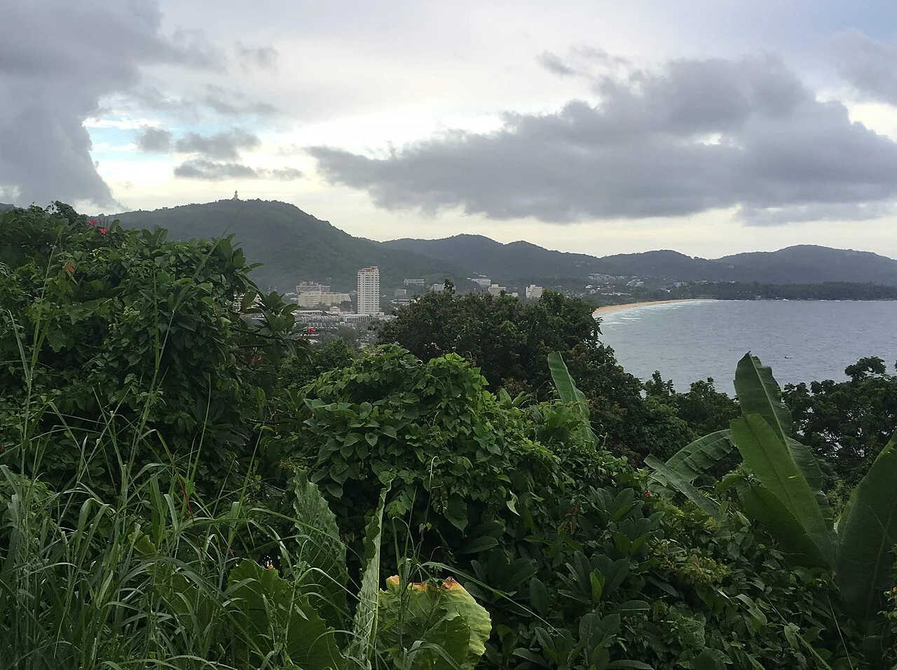 Phuket Karon kıyısının arşiv görünümü; 2018-06-04
