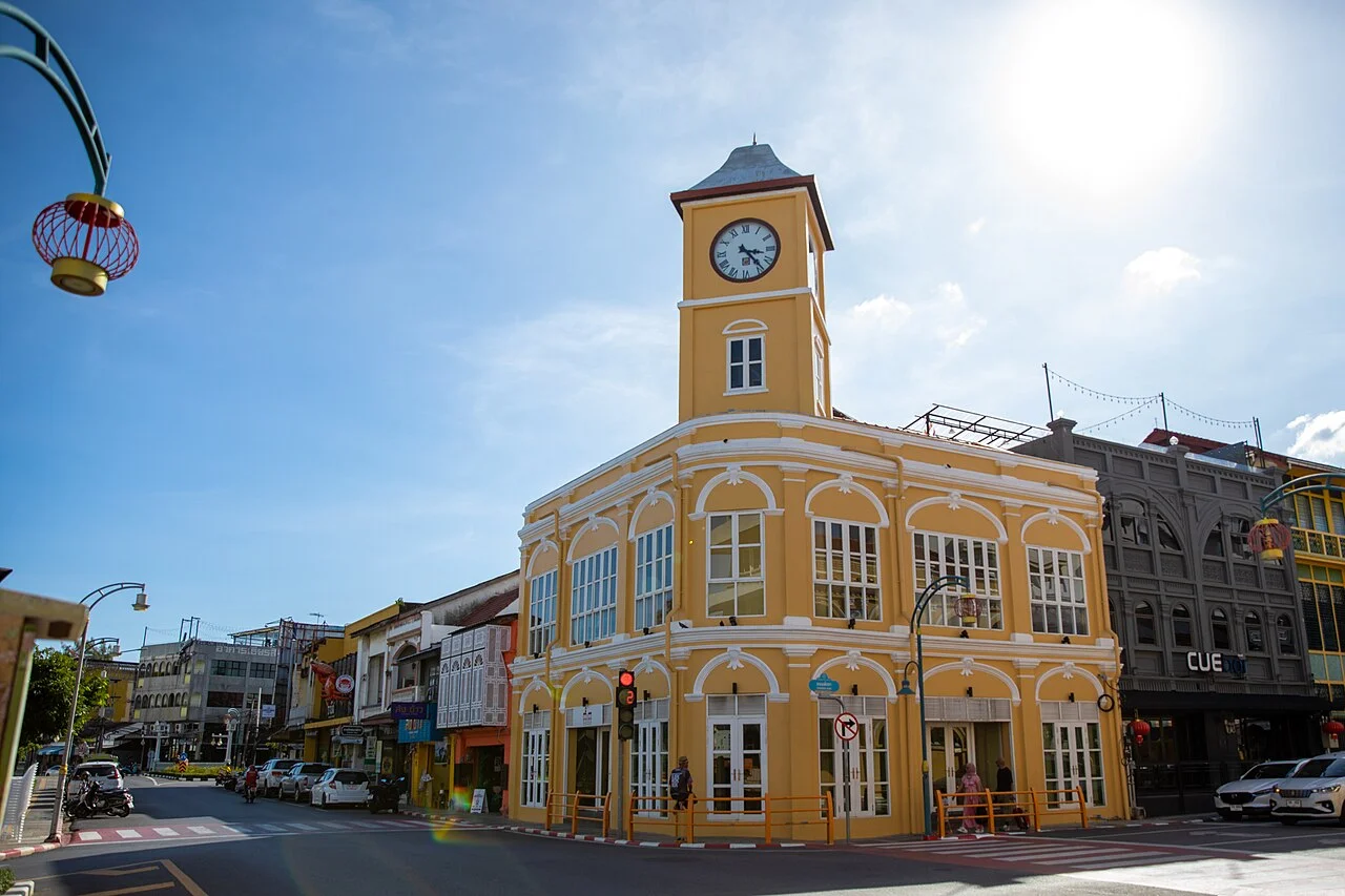 Phuket Belediyesi eski polis binasının saat kuleli dış cephesi, 30 Kasım 2022; Old Town yemek yürüyüşü bağlamı.