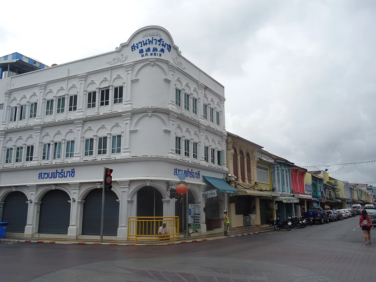 Thalang Road cepheleri, Phuket Old Town, 3 Haziran 2018; kahvaltı yürüyüşünün şehir bağlamı, dim sum masası değildir.