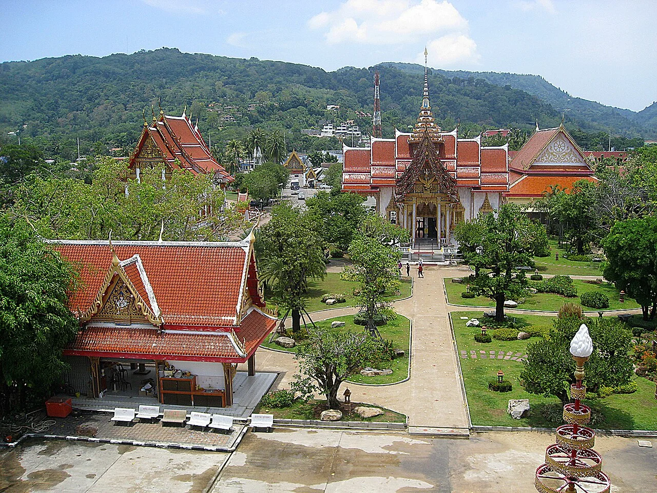 Wat Chalong kompleksi pagoda yönünden, Phuket; kaynak sayfasında 9 Haziran 2012 olarak tarihlenmiş görüntü, güncel erişim kanıtı değildir.