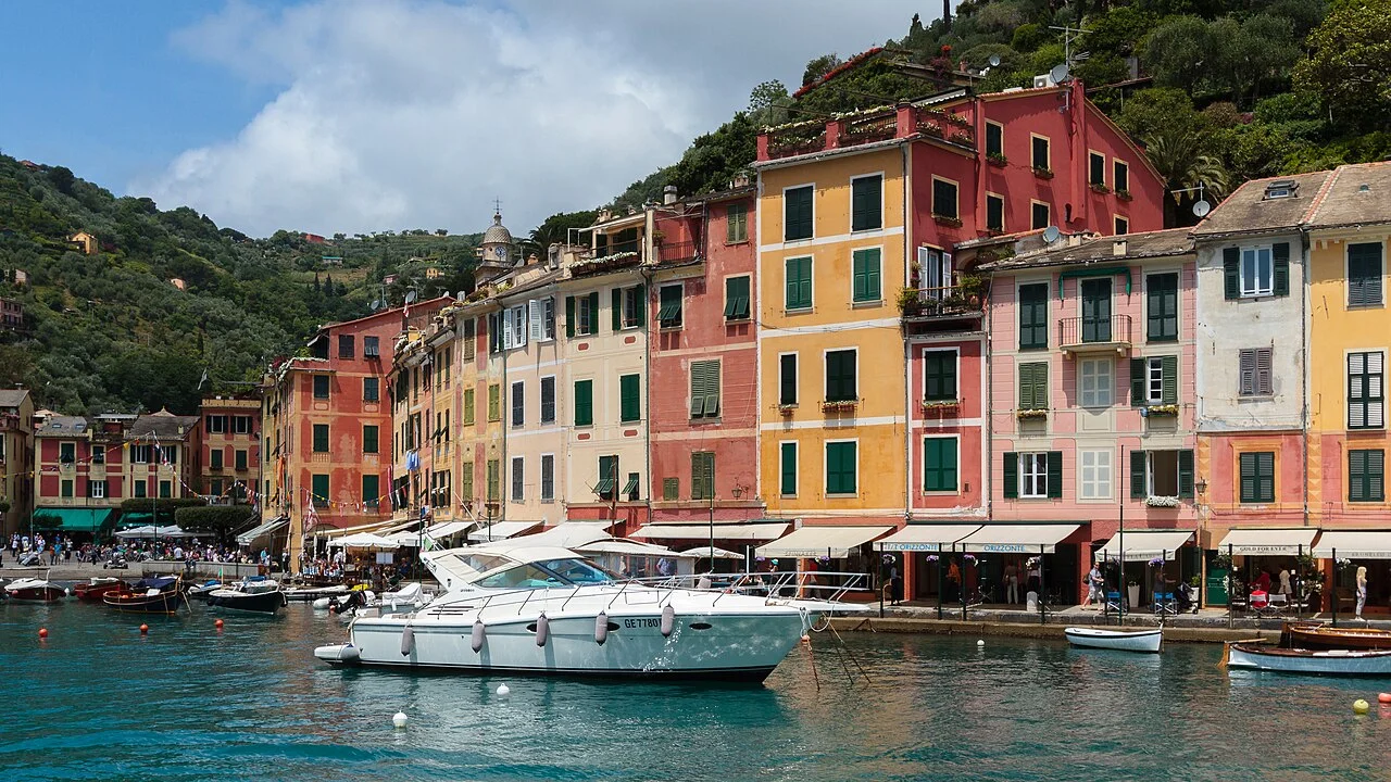 Portofino limanı ve renkli kıyı evleri, 2016
