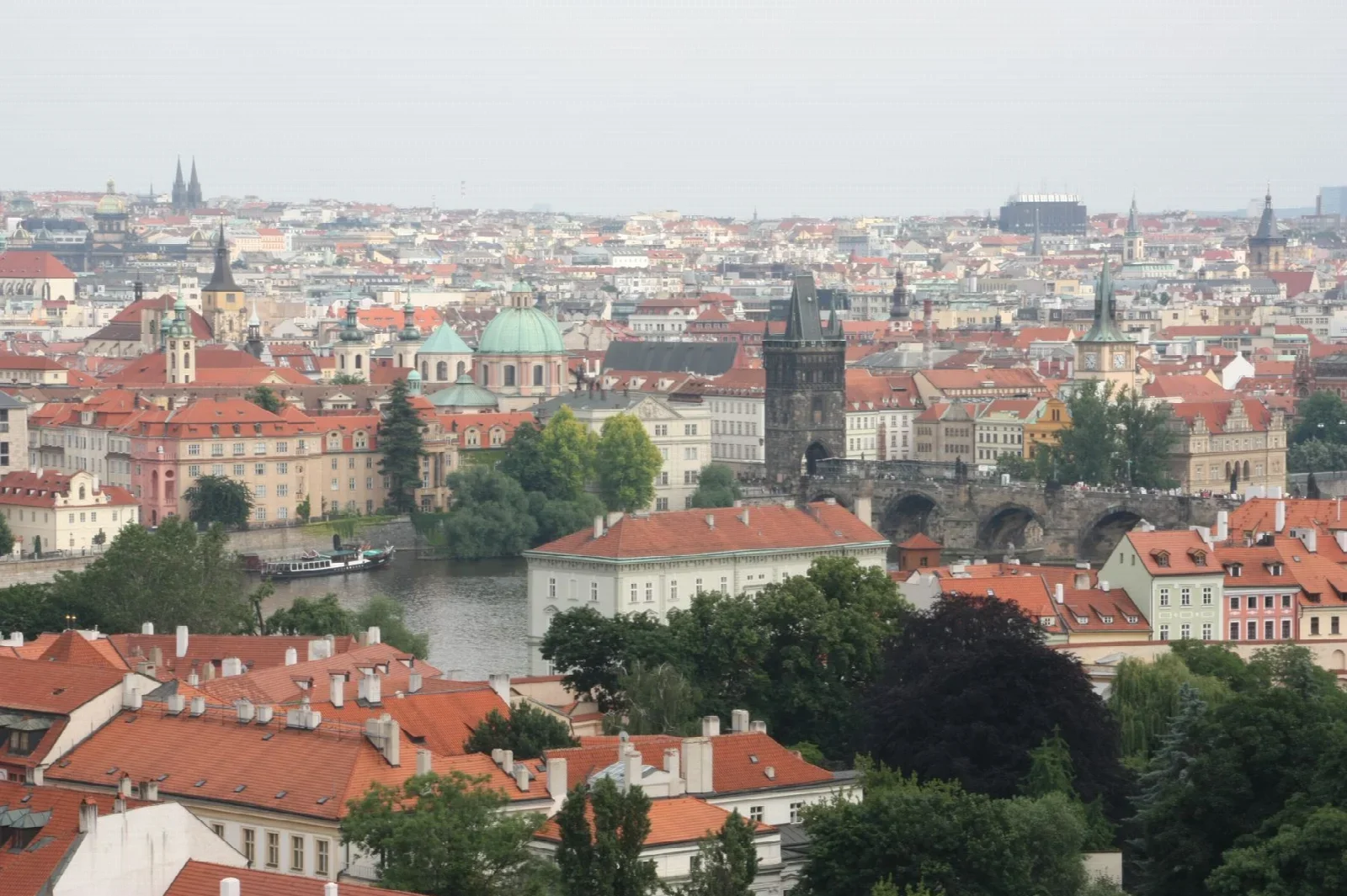 Prag tarihî merkezinin çatıları ve kent silueti
