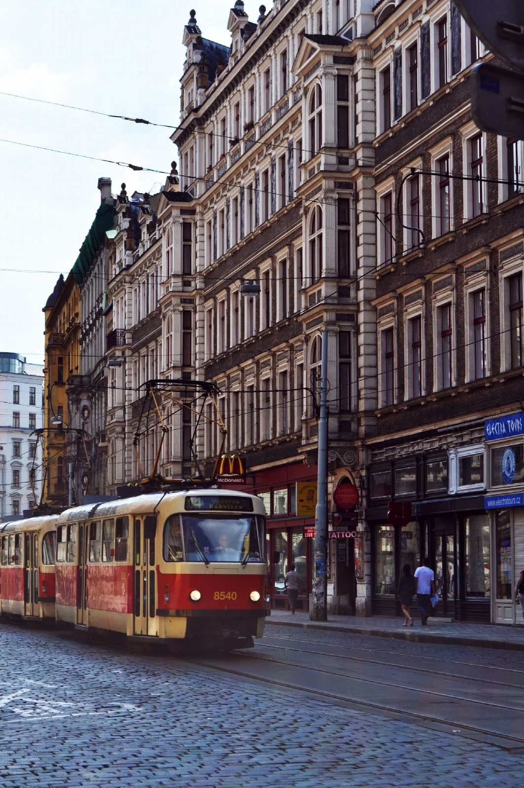 Prag sokağında tramvay; belirli havaalanı hattı değildir