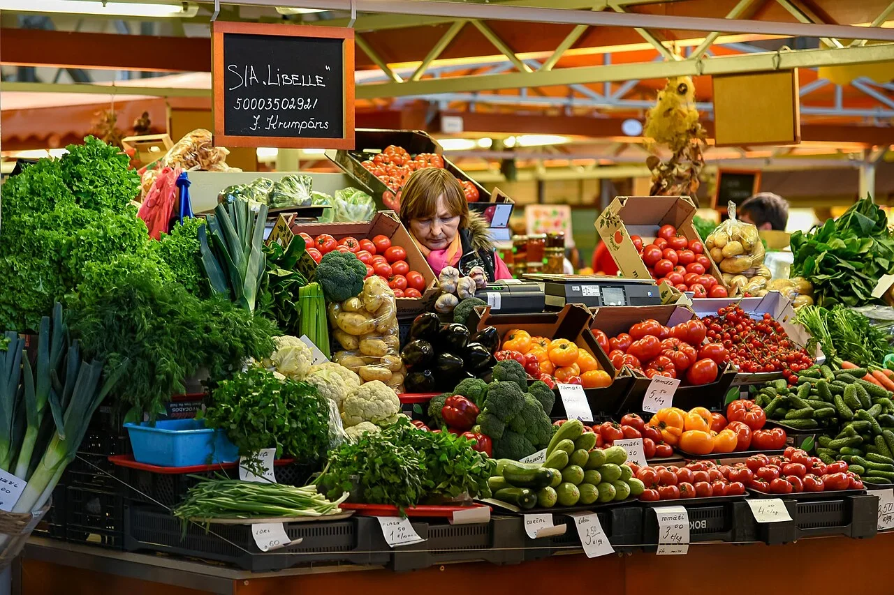 Riga Central Market pavyonlarının dış görünümü, 14 Nisan 2019; pazar bağlamı, görünmeyen tezgâh menüsü değildir.