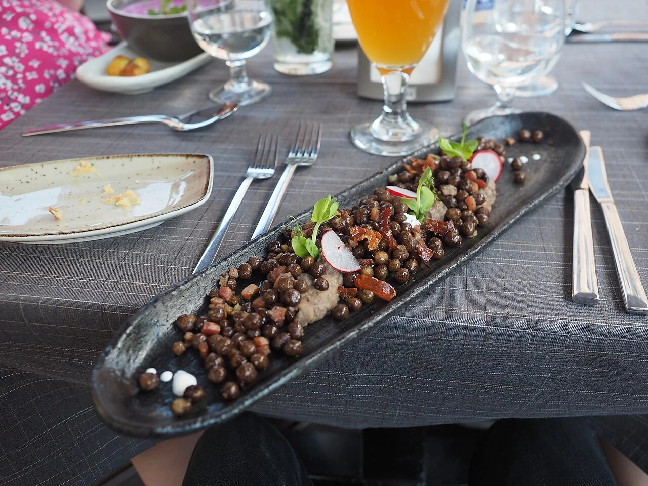 Riga Milda restoranında gri bezelye, bacon ve sebze sunumu, 19 Haziran 2019; güncel menü değildir.
