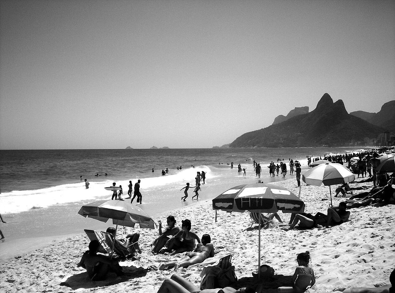 Black-and-white photograph of the Ipanema coast in Rio de Janeiro, 2004