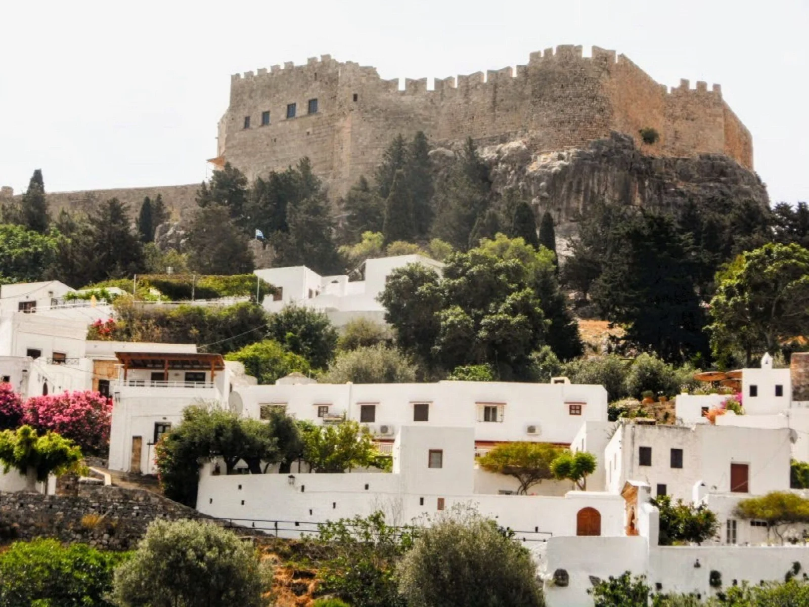 Lindos köyünün beyaz evleri üzerinde yükselen akropolis