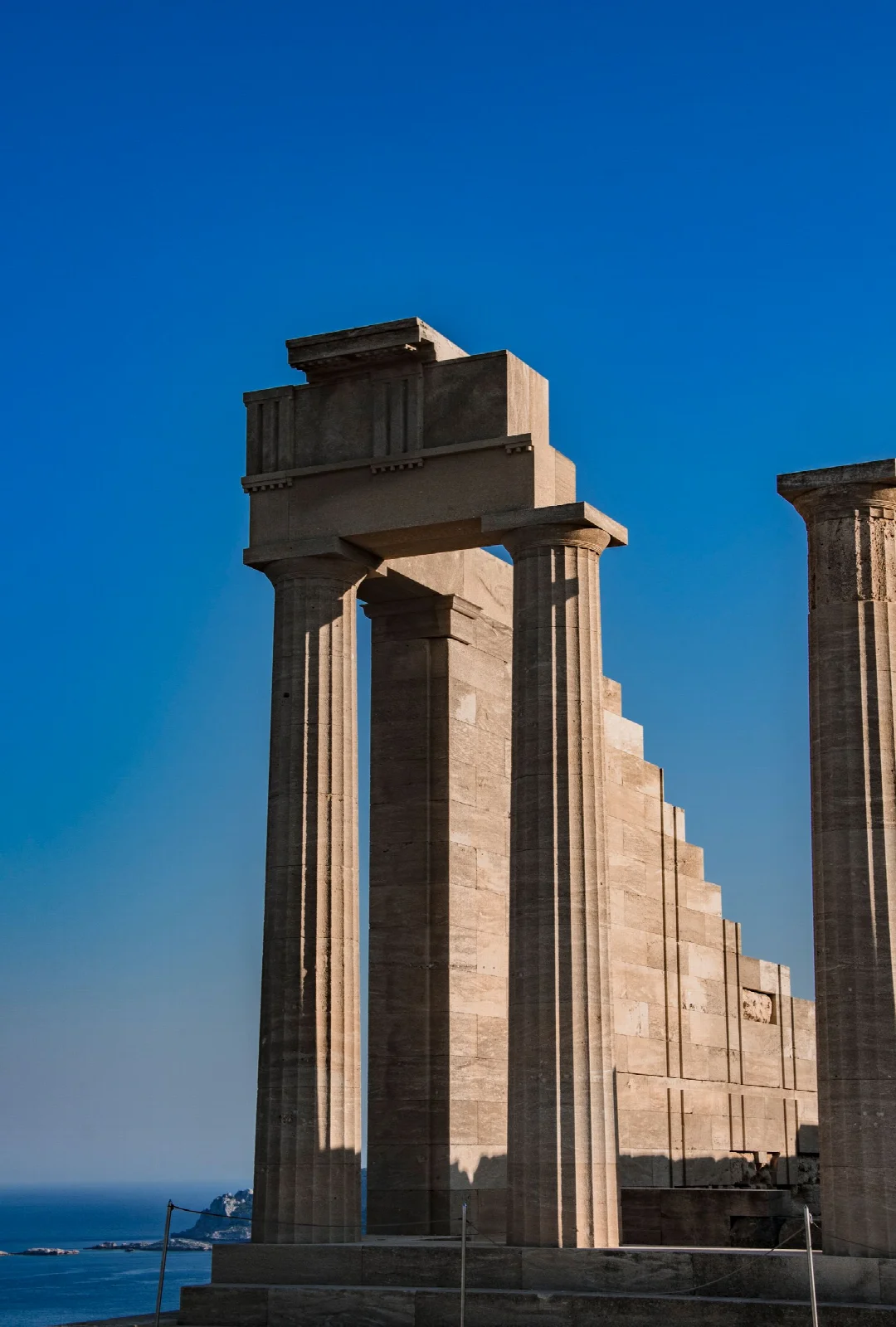 Lindos Akropolisi antik sütunlarının mavi gökyüzündeki görünümü