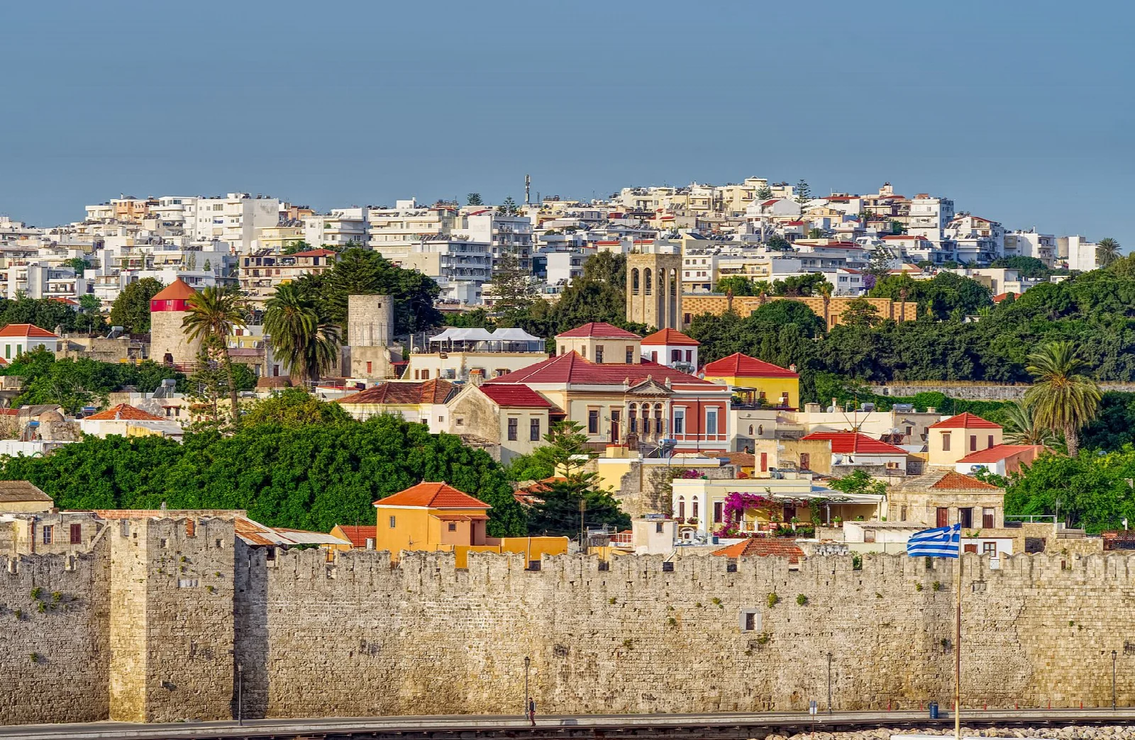 Rodos eski şehrinde orta çağ surları ve kırmızı çatılar