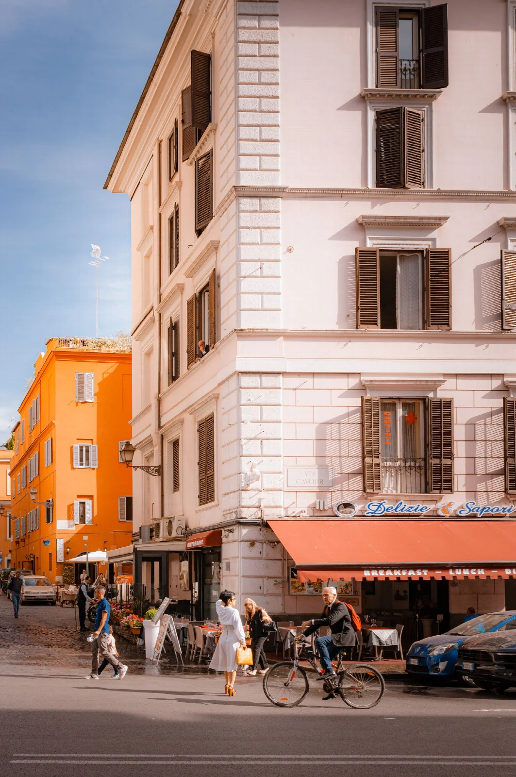 Roma Trastevere’de renkli binalar ve yayalarla hareketlenen sokak köşesi