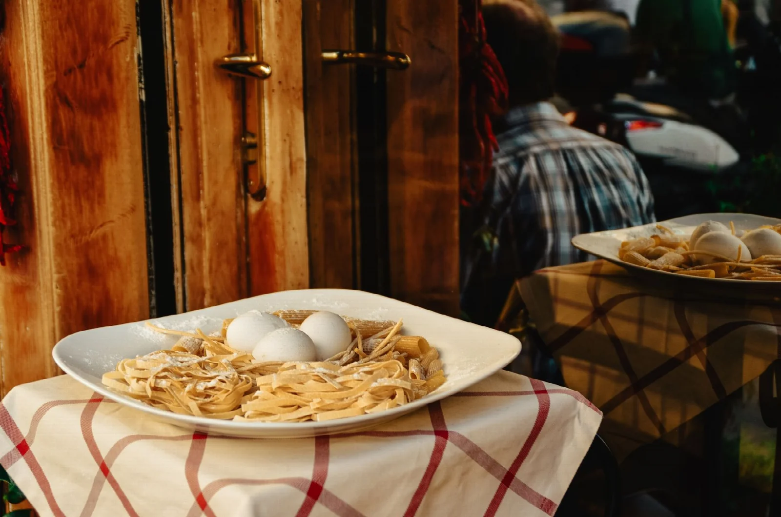 Roma’da bir restoranın önünde sergilenen taze makarna ve yumurtalar