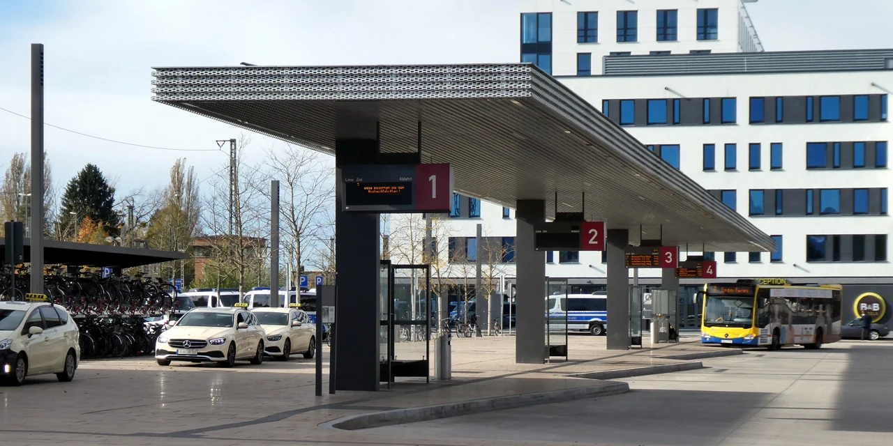 Rosenheim tren istasyonu önündeki otobüs alanı