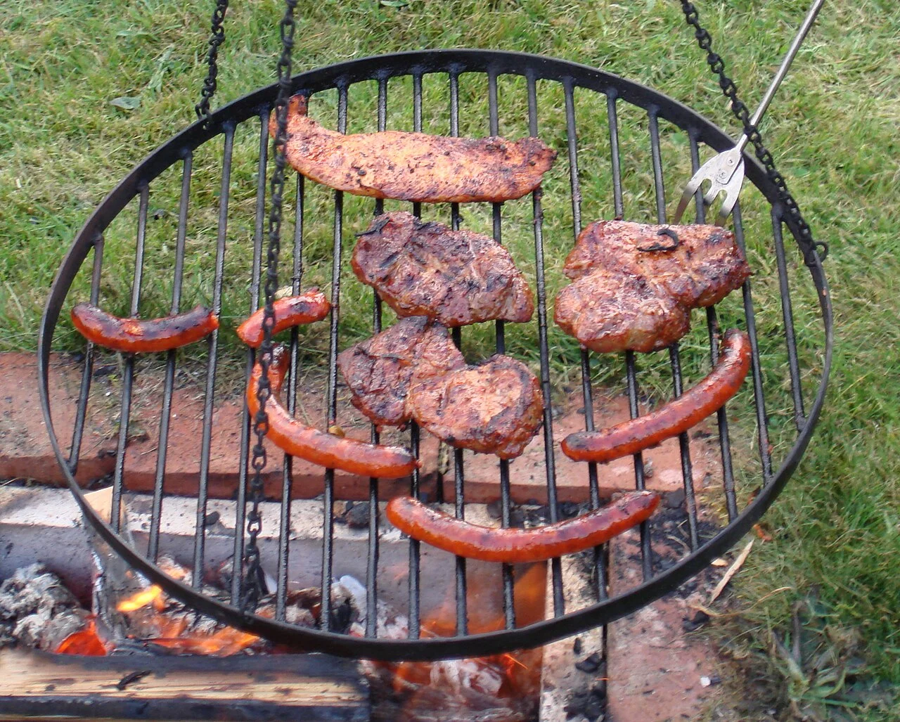 Saar tipi Schwenker ızgarası, et ve Merguez, 2007; çekim yeri belirtilmez
