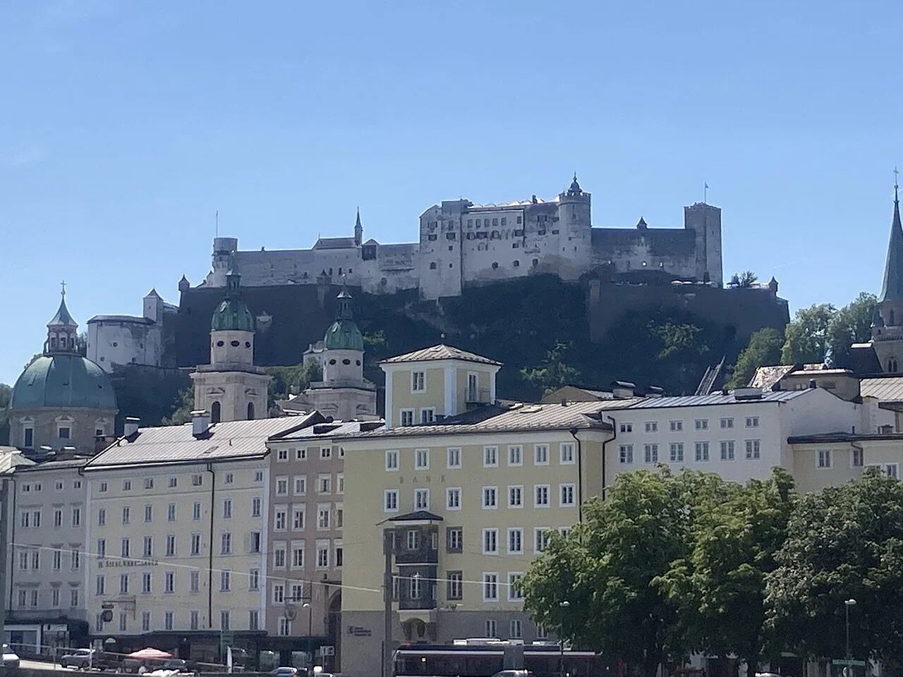Salzburg binalarının üzerinde yükselen Hohensalzburg Kalesi; Temmuz 2022 fotoğrafı.