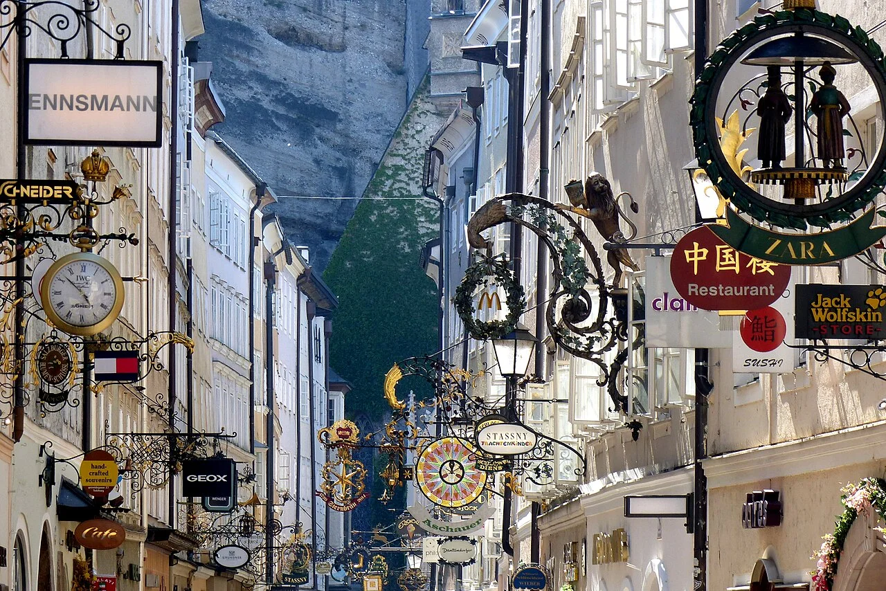 Historic Getreidegasse streetscape in Salzburg; capture date retained; Alsen01, 2015-06-30.