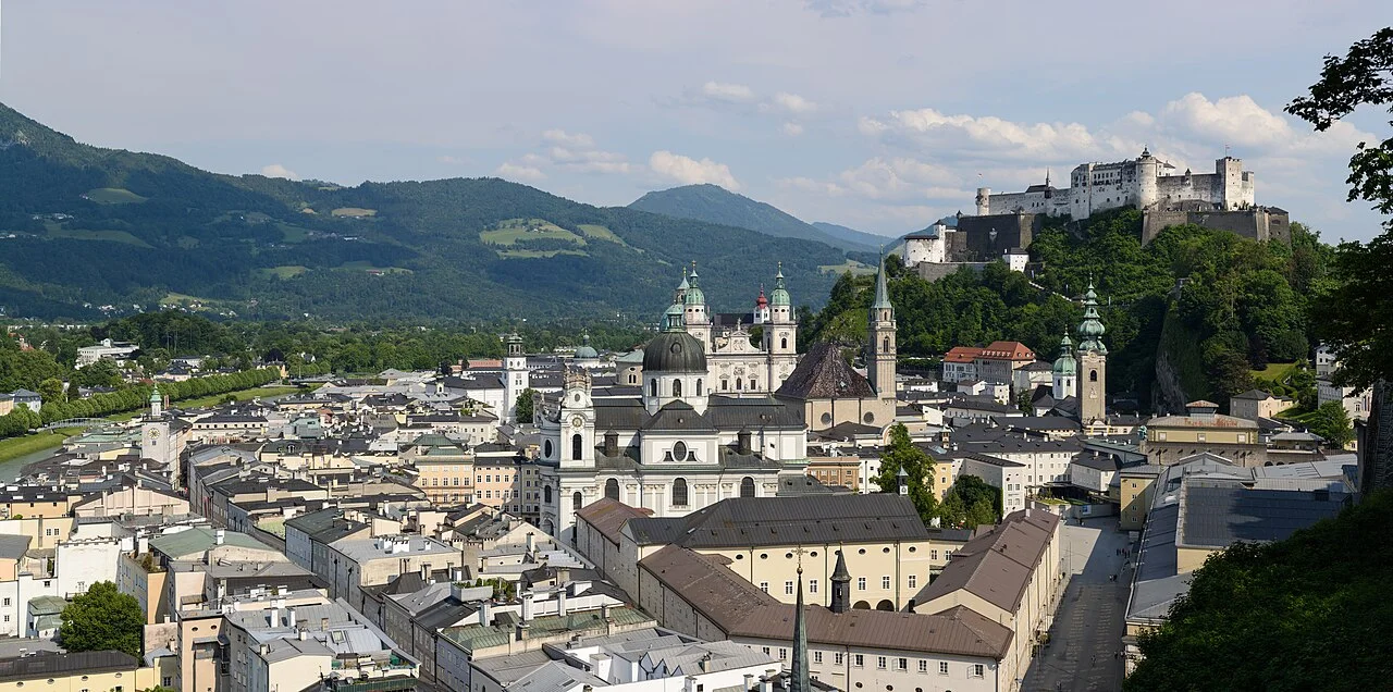 Mönchsberg’den Salzburg eski kent çatıları ve Hohensalzburg; Haziran 2023, birleştirilmiş panorama fotoğrafı.