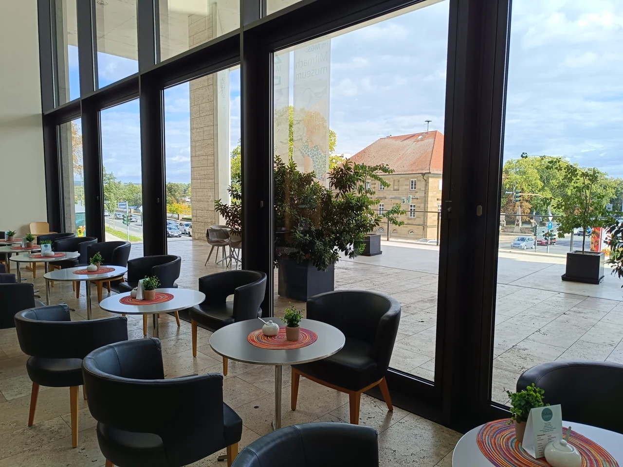 Schweinfurt Museum Georg Schäfer içinde pencere önündeki kafe oturma bölümü, Eylül 2025