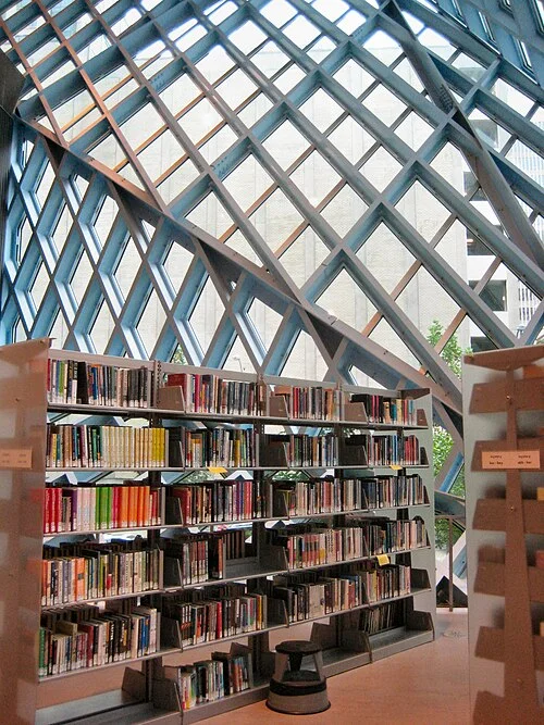 Seattle Central Library kitap rafları ve cam çelik iç mekânı, 2009 fotoğrafı