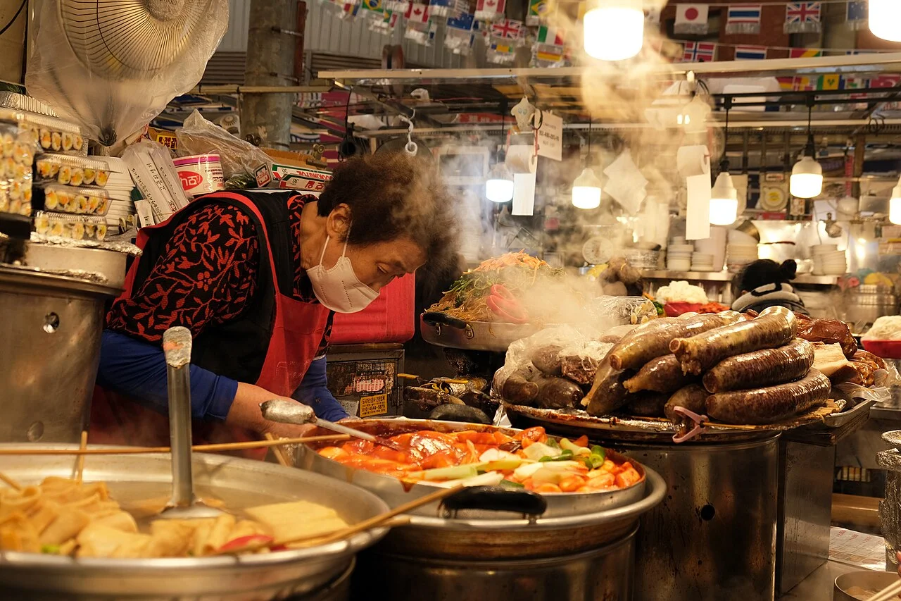 Gwangjang Market’te yemek servis eden satıcı, Seul, 29 Kasım 2022; gerçek arşiv sahnesi, güncel menü garantisi değildir.