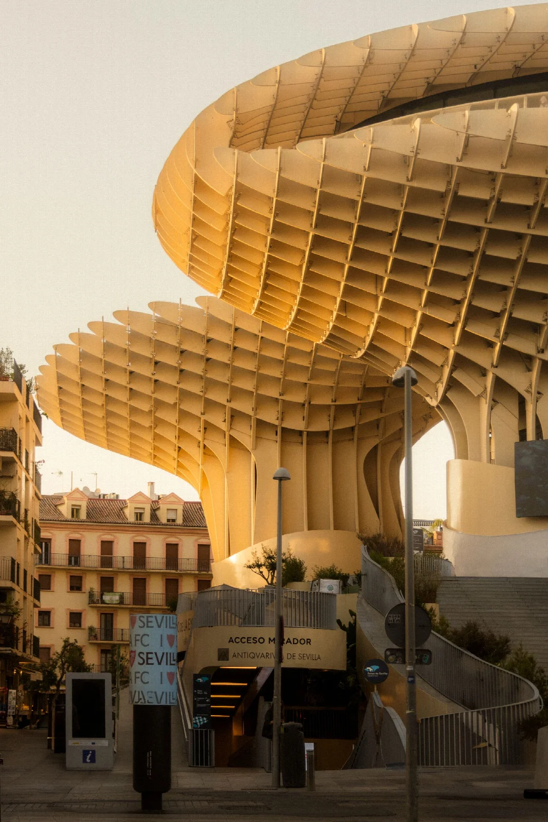 The curved exterior of Setas de Sevilla and the street beneath it