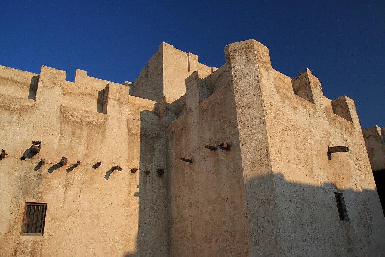 Sharjah miras bölgesinde tarihî duvar ve rüzgâr kulesi; yeowatzup, 16 Ocak 2010. İlk günün yemek rotası çevresi.