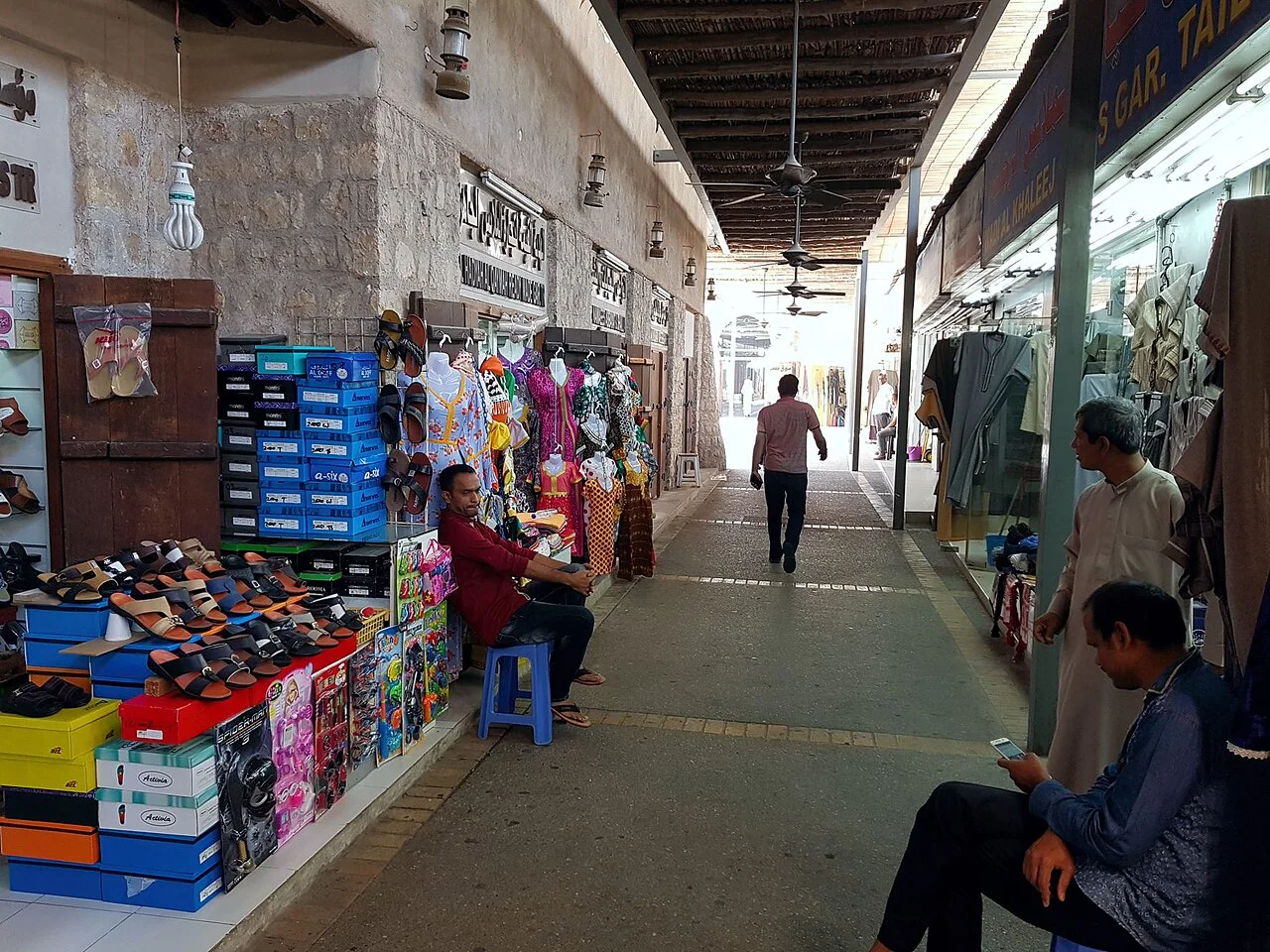 Heart of Sharjah tarihî çarşı geçidi; Alexandermcnabb, 5 Aralık 2018. Kahve molası rotasının çevresi.
