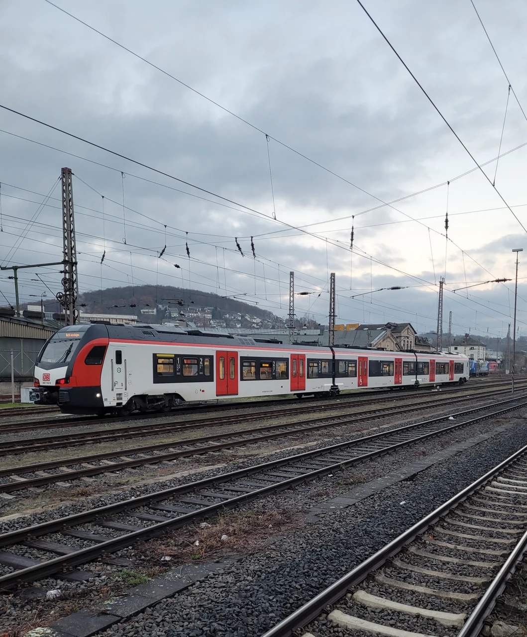 Siegen istasyonunda RE34 treni, 2022