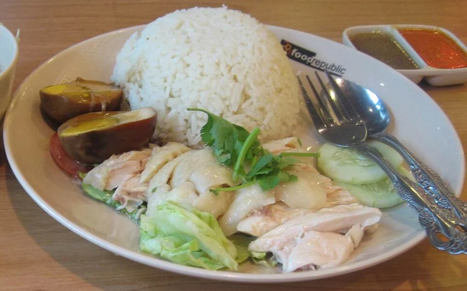 Hainanese chicken rice yemek örneği; belirli Singapur restoranı değildir; Terence Ong; modified by Vsion, 2006-03-14.