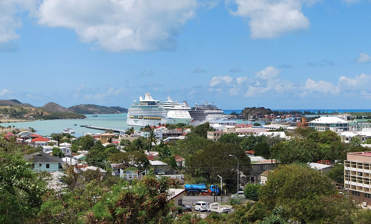 Antigua St John's kent merkezi; Mount St John's Medical Centre yönünden, 2012