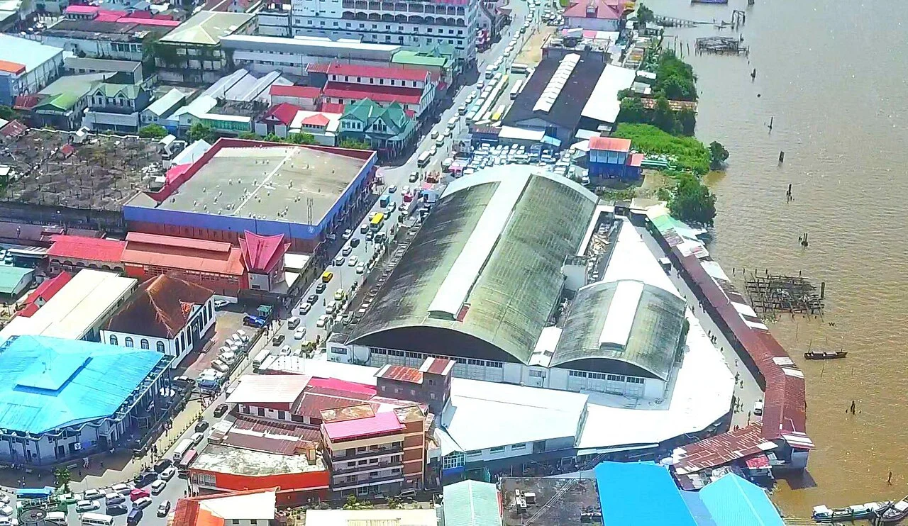 Paramaribo Centrale Markt ve Vreedzaam Markt havadan görünümü, 2018 fotoğrafından Ymnes tarafından 2023 kırpımı