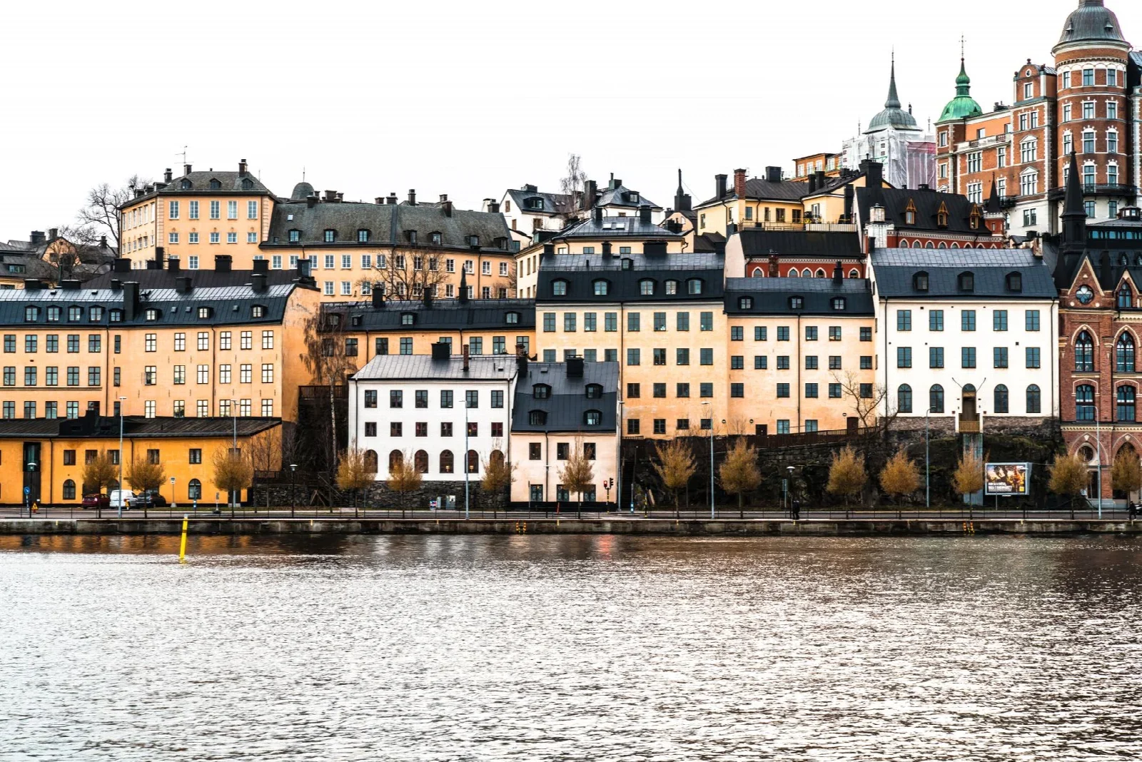 Stockholm Riddarfjärden kıyısındaki cepheler; yemek aralarındaki su kıyısı yürüyüşüne bağlam.