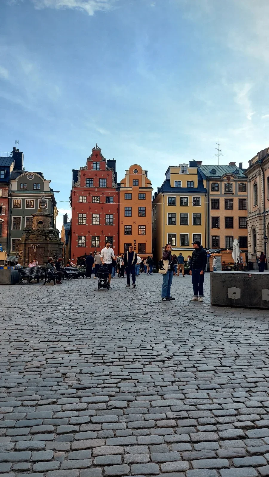 Stockholm Gamla Stan’ın renkli cepheleri ve meydanı; yemek yürüyüşünün şehir bağlamı.