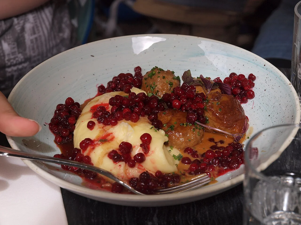 Stockholm Gamla Stan’da İsveç köftesi, patates püresi ve lingonberry; 16 Temmuz 2016 gerçek yemek fotoğrafı, güncel menü değildir.
