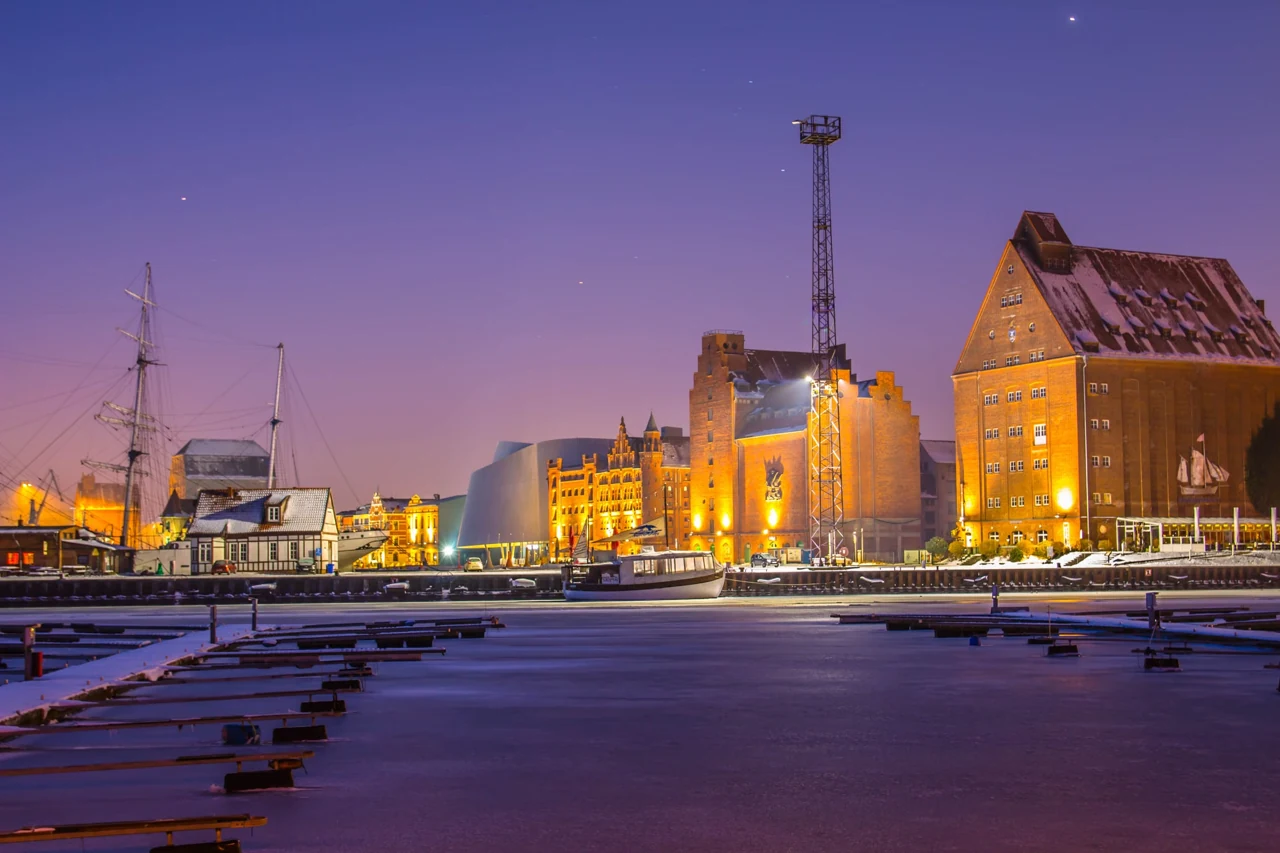 Kış akşamında Stralsund liman kıyısının ışıkları