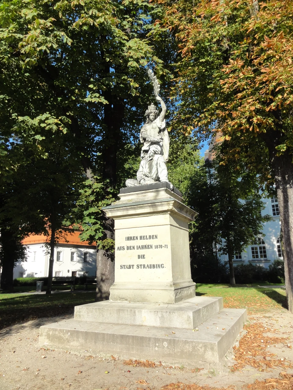 Straubing Jakob-Sandtner-Schule önündeki tarihî savaş anıtı