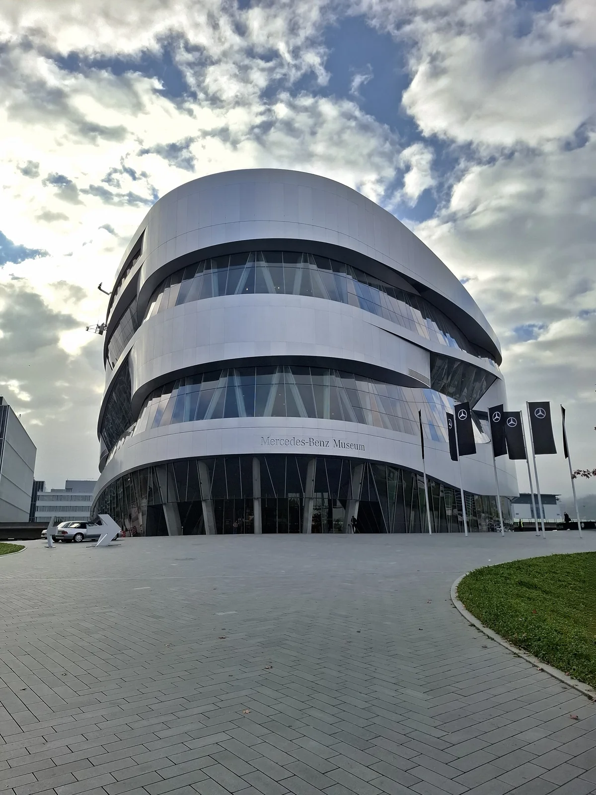 Stuttgart Mercedes-Benz Müzesi’nin kıvrımlı modern dış cephesi ve giriş alanı
