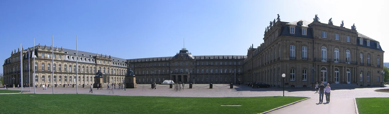 Stuttgart Schlossplatz meydanında Yeni Saray ve çevresindeki tarihi yapılarla geniş şehir panoraması