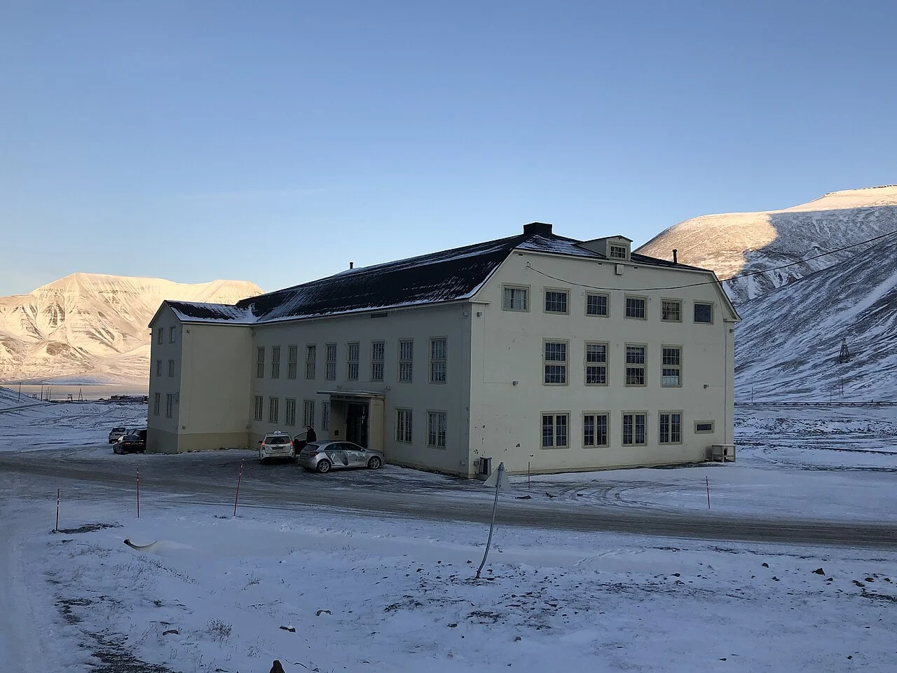Longyearbyen Huset binasının gerçek dış cephesi, 1 Ekim 2019; güncel restoran içi veya tabak fotoğrafı değildir.