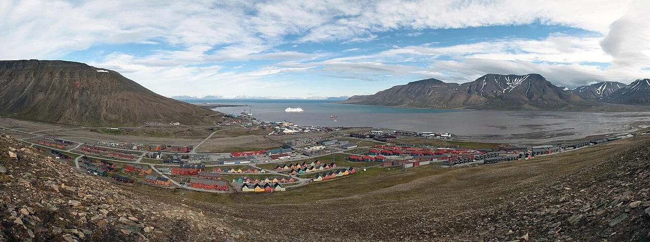 Longyearbyen yerleşimi ve fiyort çevresinin yaz panoraması, 15 Temmuz 2011; gerçek arşiv fotoğrafı, güncel hava koşulu değildir.