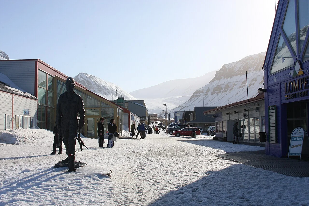 Longyearbyen ana sokağında kar, 26 Nisan 2011; şehirde yemek ulaşımı bağlamı, Kroa binası veya güncel yol durumu değildir.