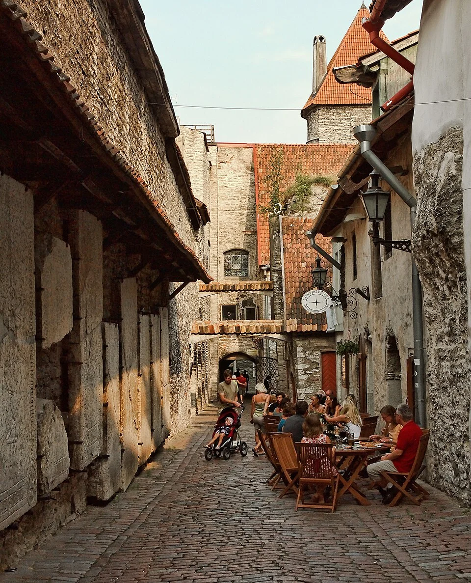 Tallinn Catherine’s Passage tarihî geçiş çevresi; güncel kış koşulları değildir; 2010-08-08