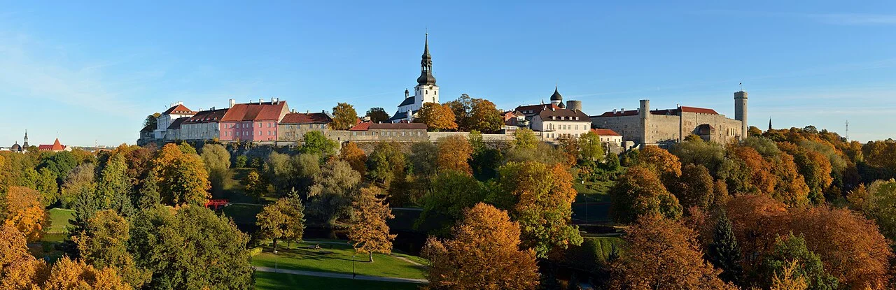 Tallinn Toompea kent çevresi; çekim tarihinin mevsimi korunmuştur; 2013-10-11