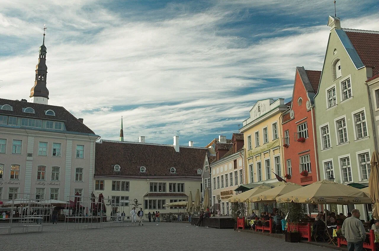 Town Hall Square, Tallinn, 20 July 2006; historic breakfast-walk context, not a current café terrace.