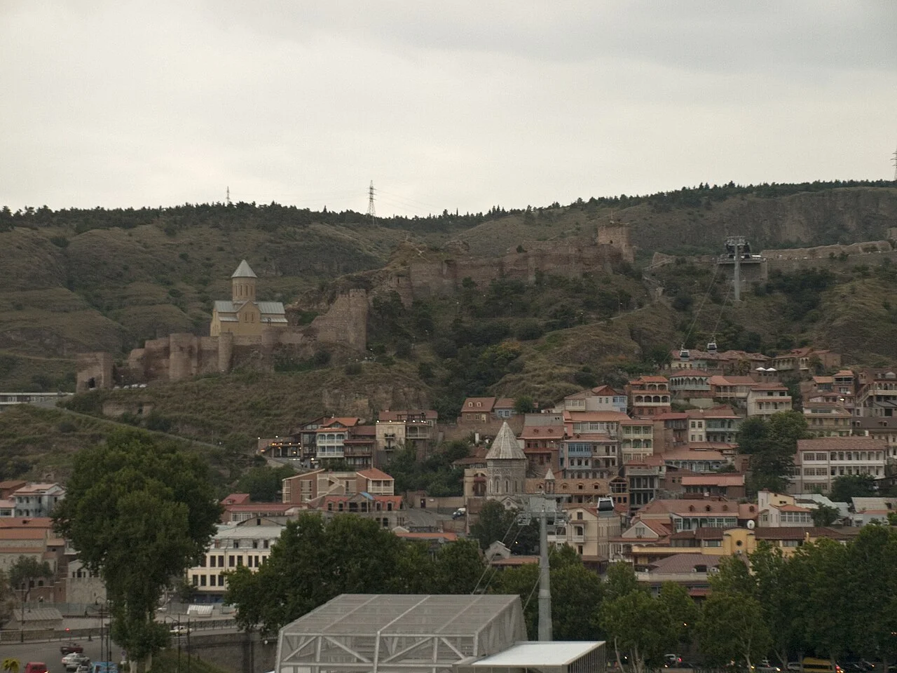 Mtkvari’nin sol kıyısından eski Tiflis’e ve Narikala yönüne tarihî manzara; Temmuz 2012.