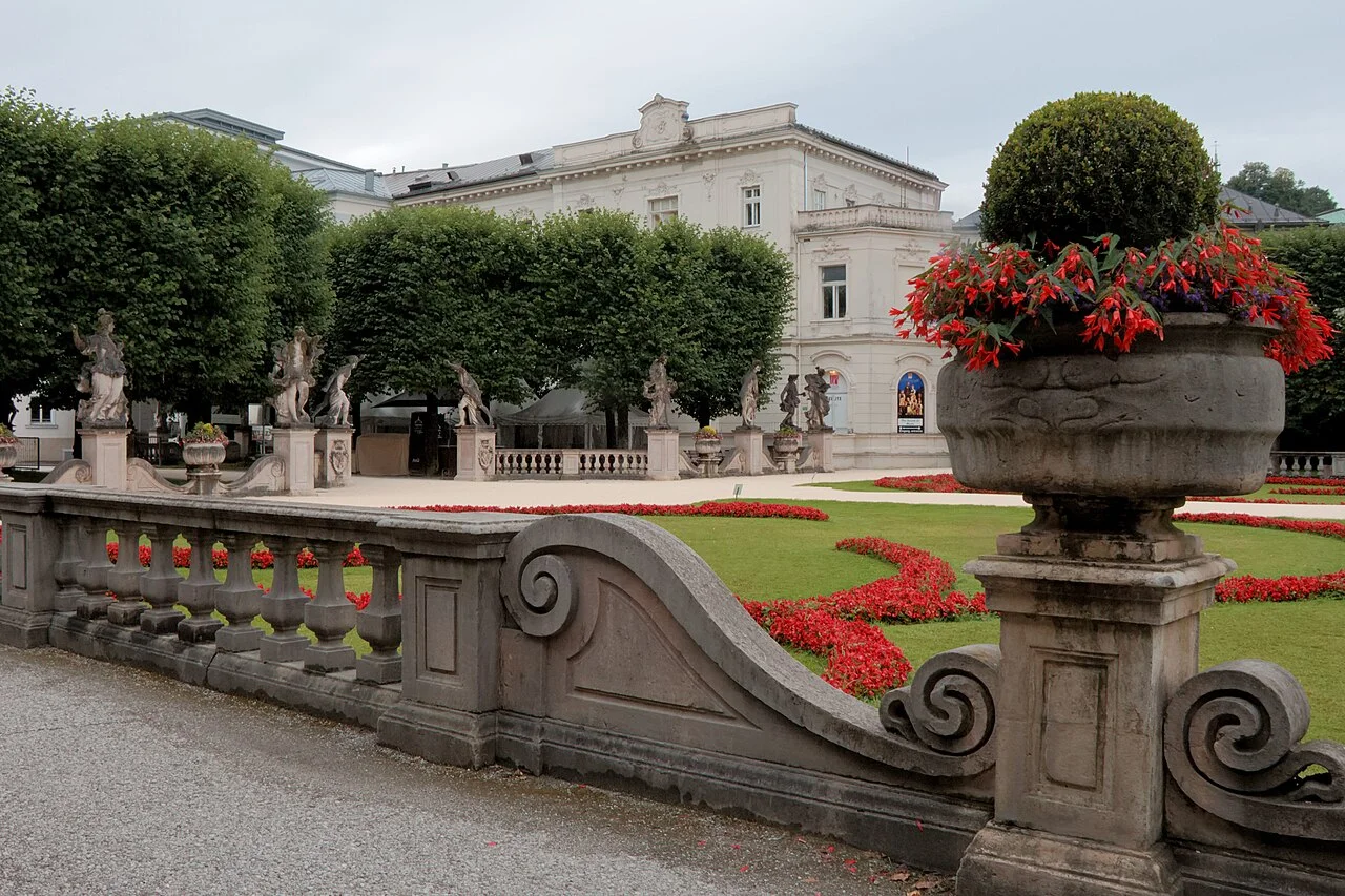 Salzburg Mirabellgarten güney girişi ve arkada Landestheater, Ağustos 2021