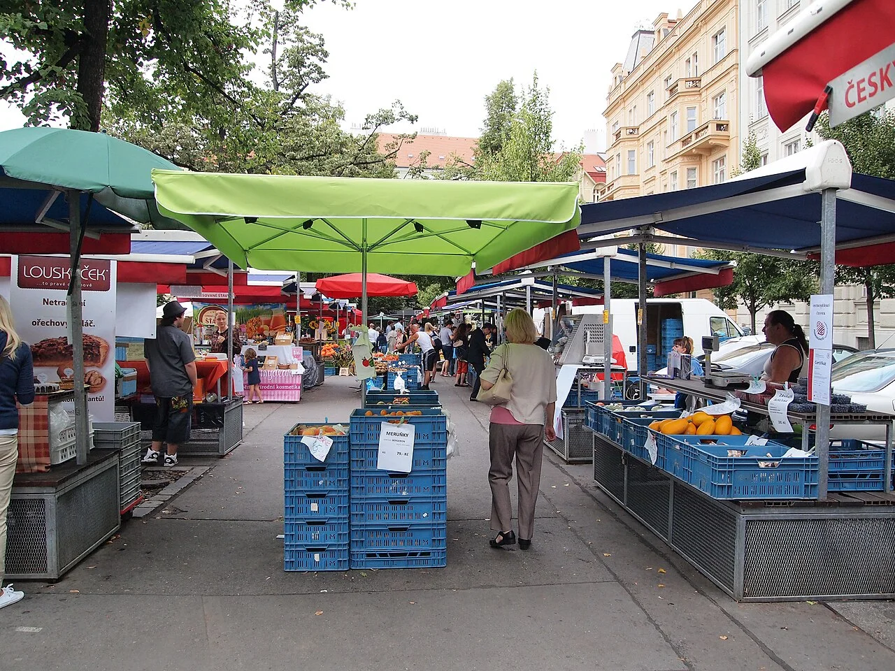 Prag’da pazar tezgâhları, Temmuz 2014 arşiv fotoğrafı; çekim yeri Jiřák pazarı olarak doğrulanmamıştır.