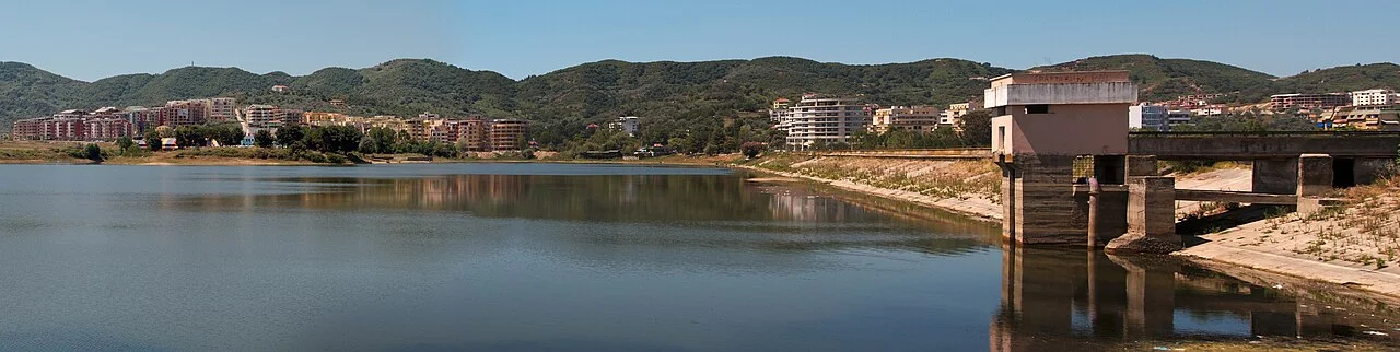 Tiran yapay gölü panoraması, 13 Temmuz 2007; tarihî çevre görüntüsü, güncel park tesisi veya etkinliği değildir.