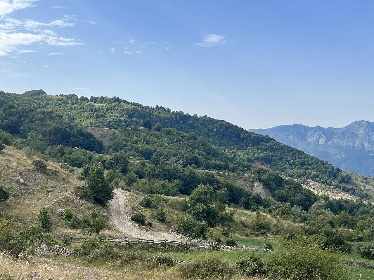 Dajti doğal çevresi, Arnavutluk, 19 Eylül 2023; gerçek dağ manzarası, belirli bir teleferik veya zirve rotası değildir.